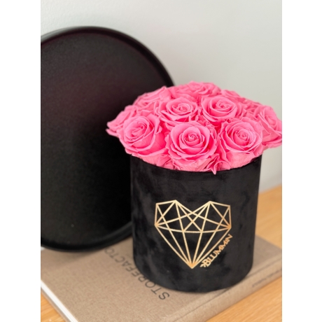  BOUQUET WITH 15 ROSES - MEDIUM LOVE BLACK VELVET BOX WITH VIBRANT RED ROSES